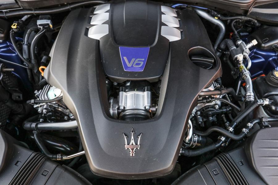 Моторный отсек Maserati Ghibli S GranSport 2017 года  (фото 25 из 40)